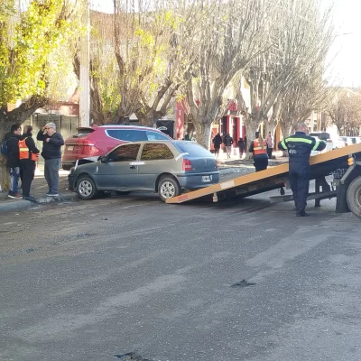 Perdió el control de su auto y chocó contra una camioneta en pleno centro de Río Gallegos