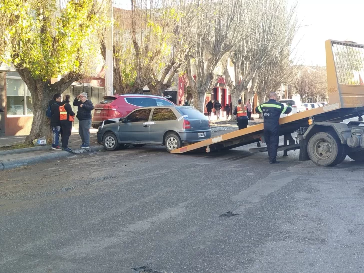 Perdió el control de su auto y chocó contra una camioneta en pleno centro de Río Gallegos