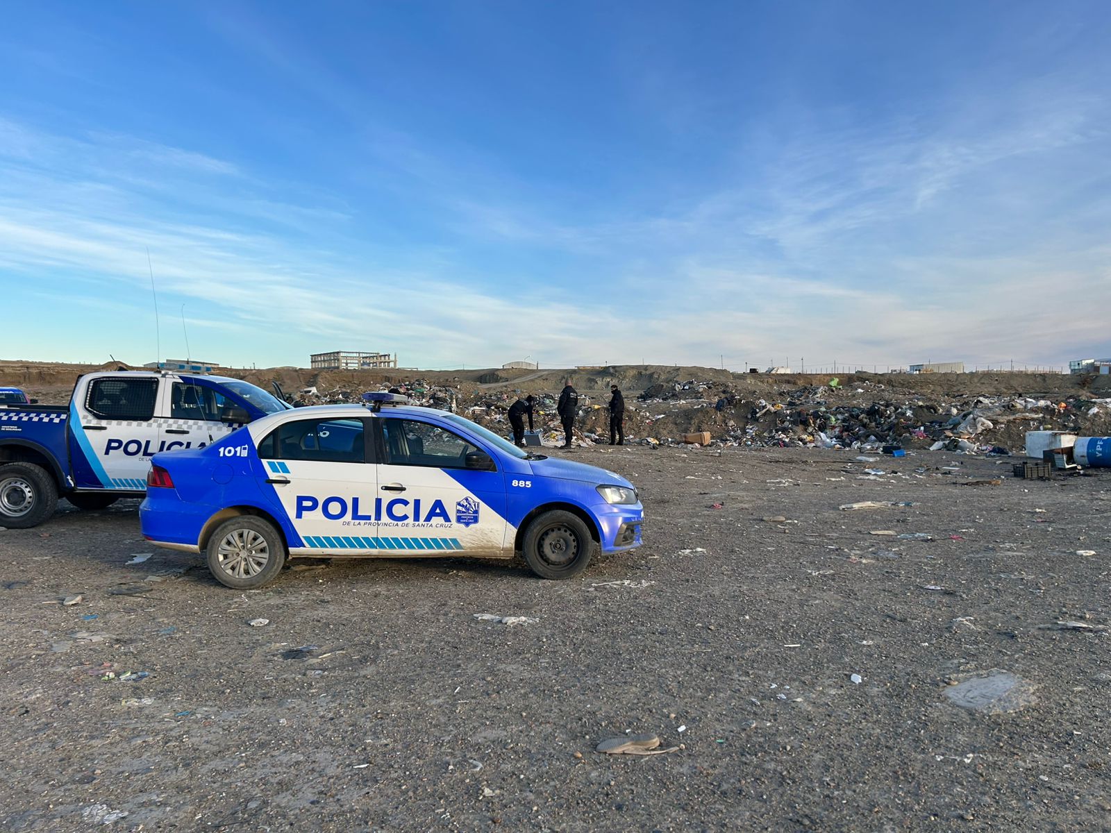  Personal policial trabajando en el caso. (FOTO: LA OPINIÓN AUSTRAL)