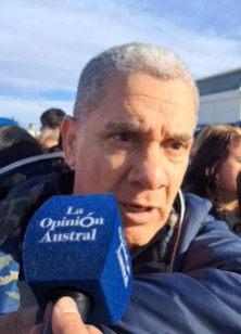  Abel decidió participar del mega desfile.