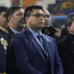 El gobernador Claudio Vidal participa de la gran celebración del 25 de Mayo en Caleta Olivia: acto, desfiles y orgullo patrio