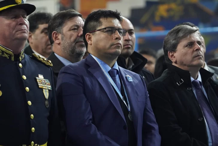 El gobernador Claudio Vidal participa de la gran celebración del 25 de Mayo en Caleta Olivia: acto, desfiles y orgullo patrio