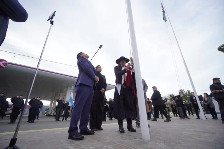 El gobernador Claudio Vidal participa de la gran celebración del 25 de Mayo en Caleta Olivia: acto, desfiles y orgullo patrio