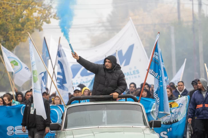 LA MARCHA FUE HASTA CASA DE GOBIERNO. FOTO: LEANDRO FRANCO/ LA OPINIÓN AUSTRAL LA MARCHA FUE HASTA CASA DE GOBIERNO. FOTO: LEANDRO FRANCO/ LA OPINIÓN AUSTRAL