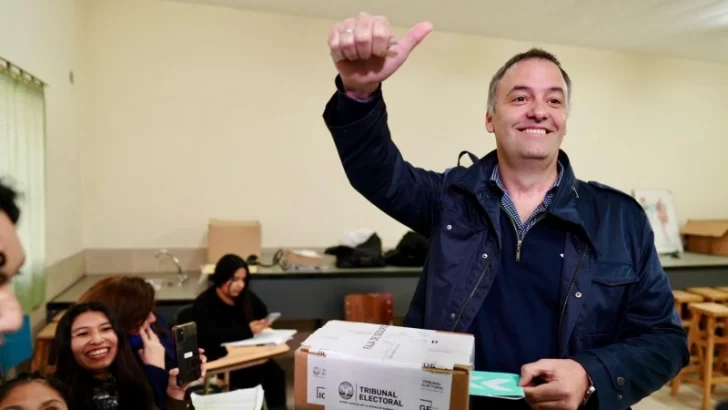 Votó Manuel Adorni y llamó a todos los jóvenes a concurrir a las urnas