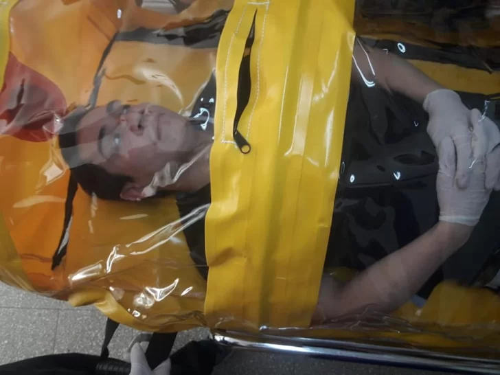  Alan Márquez probando las camillas en medio de la pandemia.