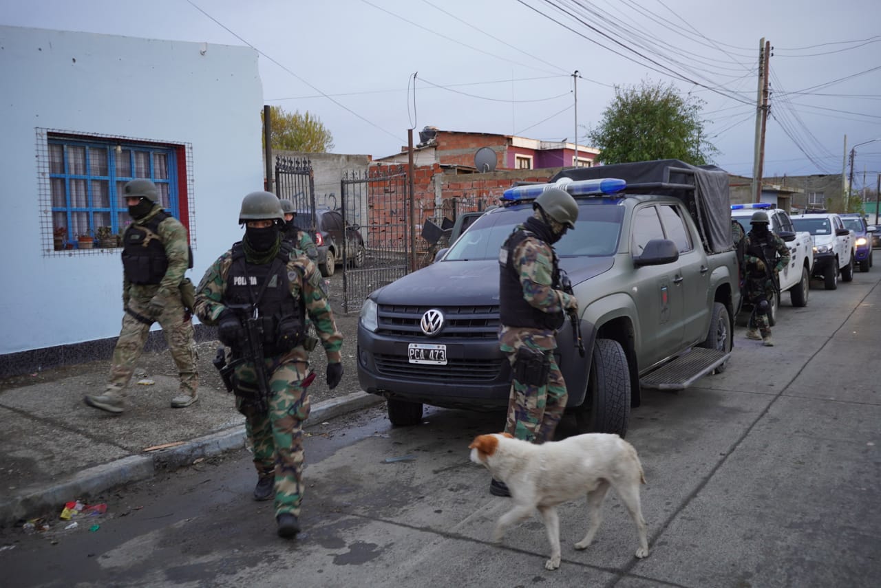  Las Fuerzas Especiales participaron del allanamiento en el barrio Evita. FOTO: LEANDRO FRANCO / LA OPINIÓN AUSTRAL.