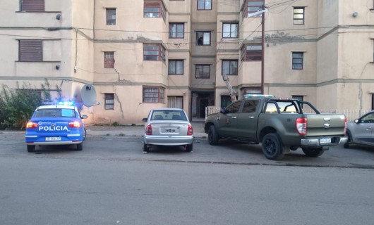 Río Gallegos: tiraron a un hombre de una ventana de los 400 Departamentos y lucha por su vida
