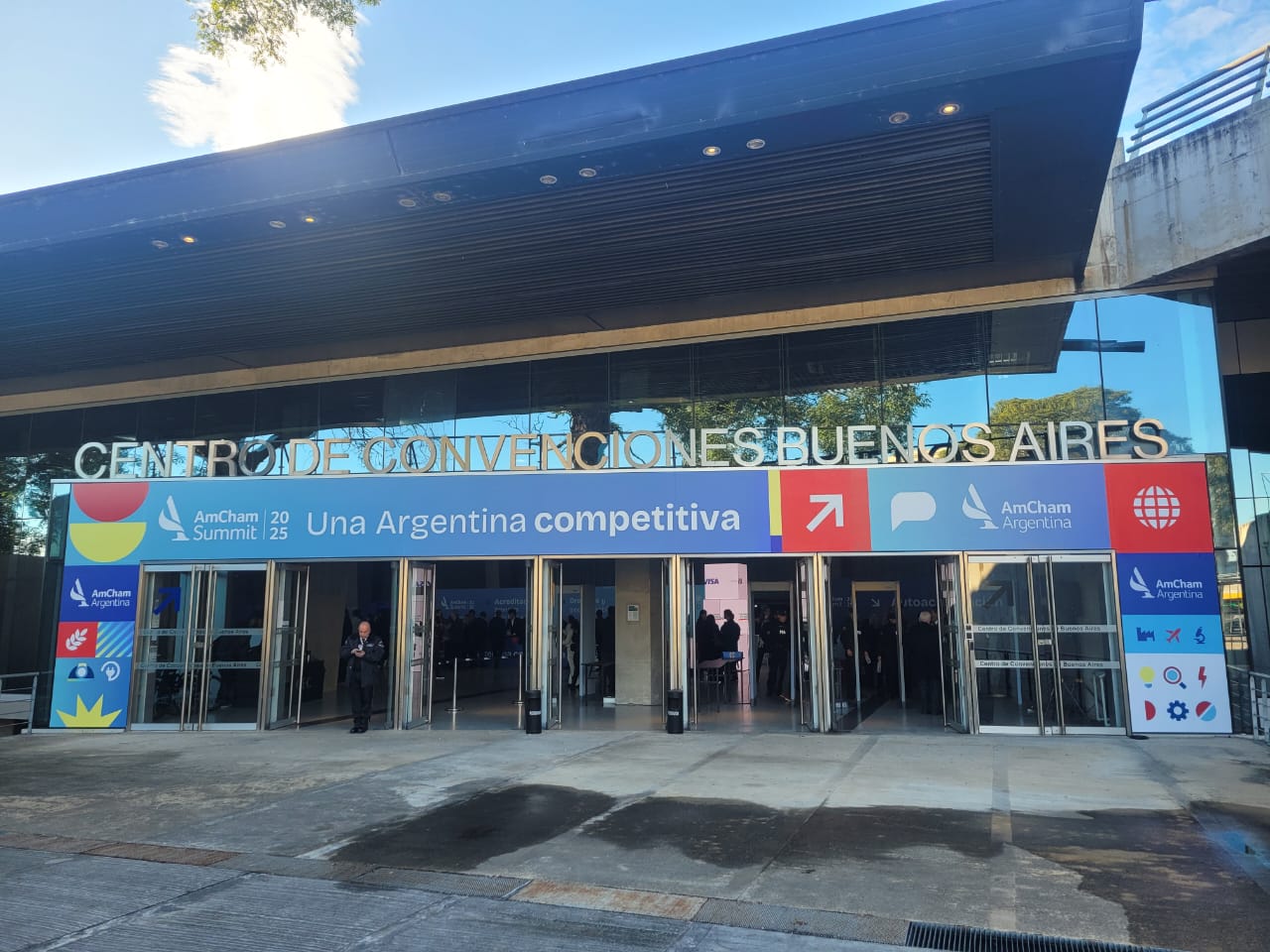  La AmCham Summit 2025 se realiza en el Centro de Convenciones de Buenos Aires con participación de líderas empresarios y políticos del país y la región.