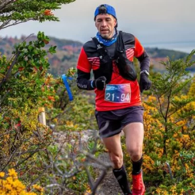 El atleta Ariel Ramirez de Río Turbio ganó una prueba a campo traviesa en Chile