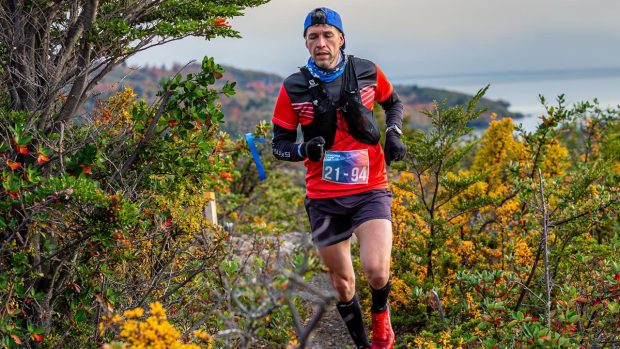 El atleta Ariel Ramirez de Río Turbio ganó una prueba a campo traviesa en Chile