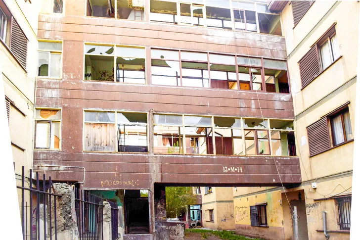 Alan Márquez cayó desde una de las ventanas de los pasillos del monoblock. FOTO: JUAN PALACIOS / LA OPINIÓN AUSTRAL. Alan Márquez cayó desde una de las ventanas de los pasillos del monoblock. FOTO: JUAN PALACIOS / LA OPINIÓN AUSTRAL.