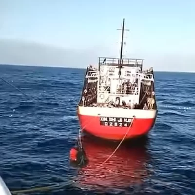 Denuncian maltrato y amenazas a marineros a bordo de un buque potero