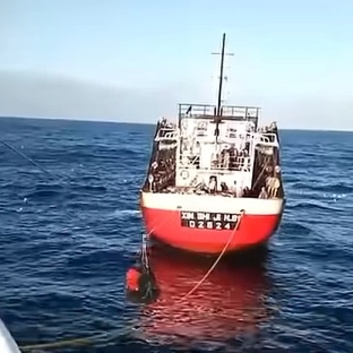 Denuncian maltrato y amenazas a marineros a bordo de un buque potero