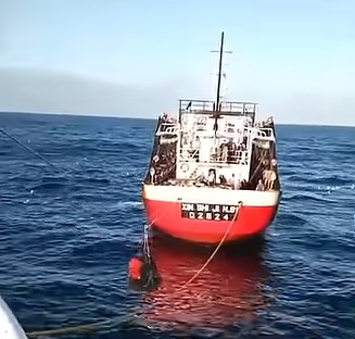 Denuncian maltrato y amenazas a marineros a bordo de un buque potero