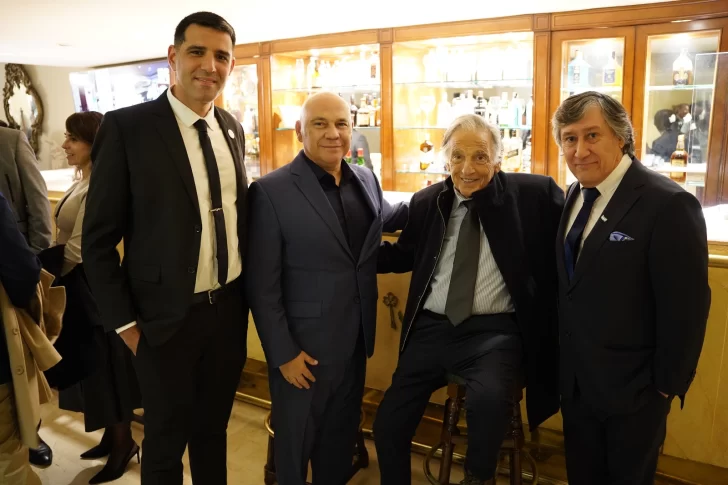  El locutor Sebastián Pardo, Raúl Olmos, “Cholo” Ciano y Jorge Pérez. FOTO: MARCELO ARDUIN / LA CAPITAL DE MAR DEL PLATA