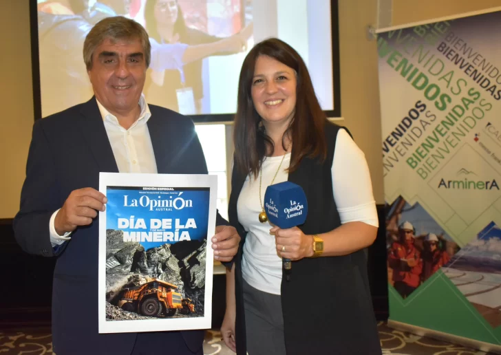  Roberto Cacciola con la portada del suplemento Santa Cruz Produce y la periodista Sabrina Pont,