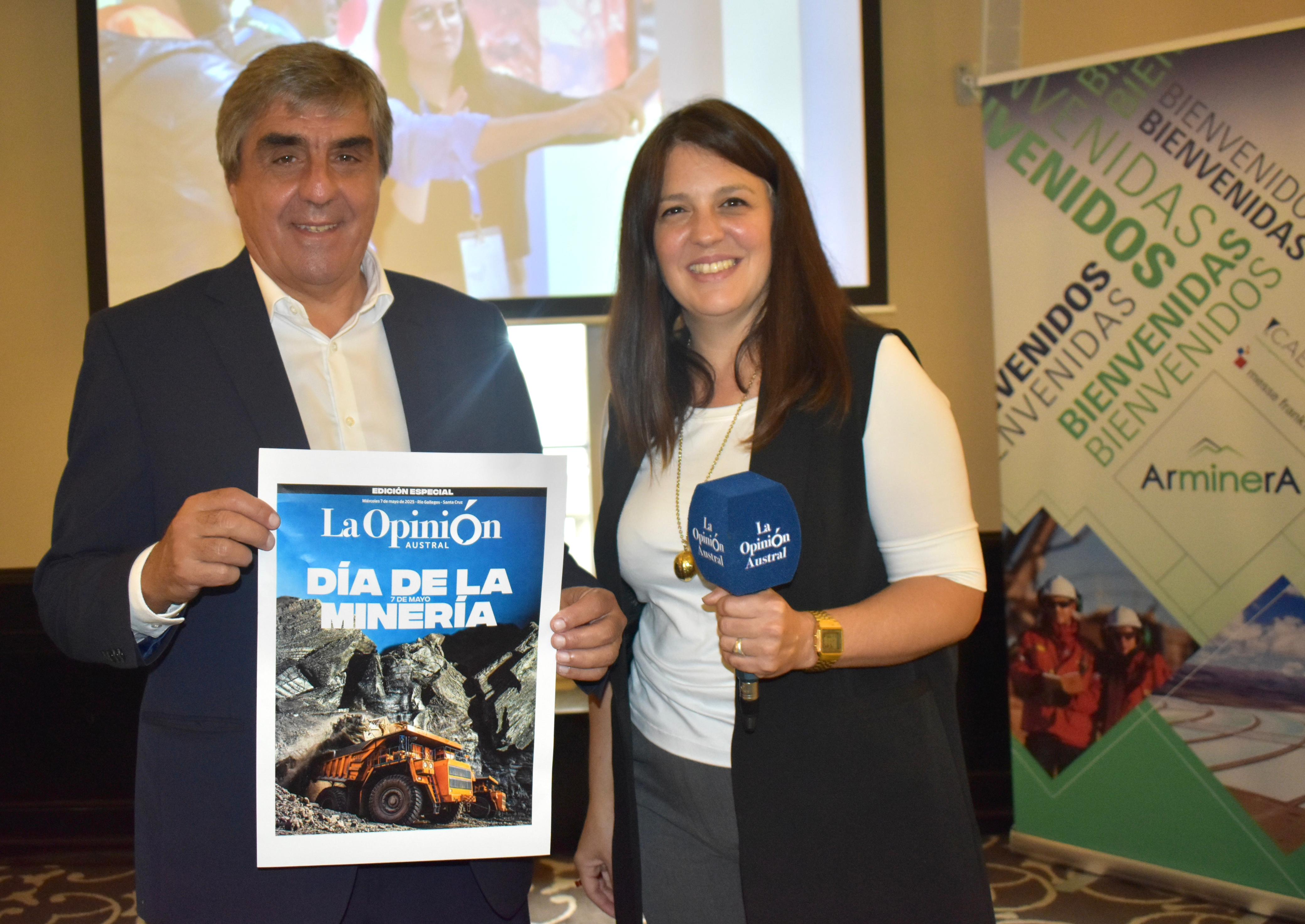  Roberto Cacciola con la portada del suplemento Santa Cruz Produce y la periodista Sabrina Pont,
