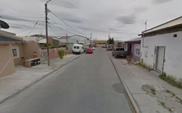 Sorprendieron a dos hombres con un arma y marihuana en Río Gallegos: vecinos del barrio Evita defendieron a los sospechosos de la Policía
