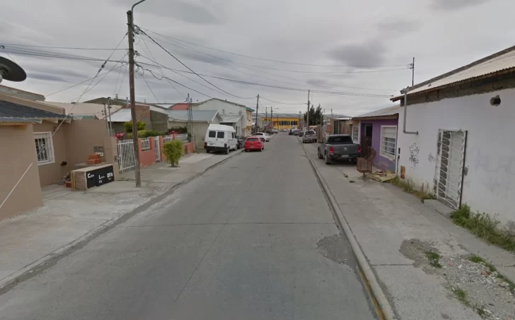 Sorprendieron a dos hombres con un arma y marihuana en Río Gallegos: vecinos del barrio Evita defendieron a los sospechosos de la Policía