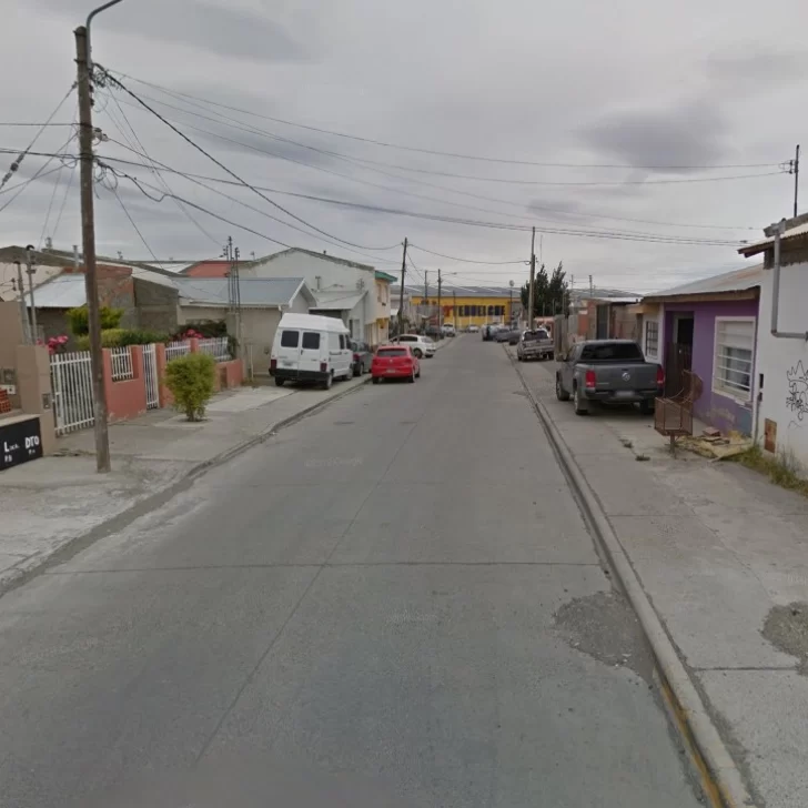 Sorprendieron a dos hombres con un arma y marihuana en Río Gallegos: vecinos del barrio Evita defendieron a los sospechosos de la Policía