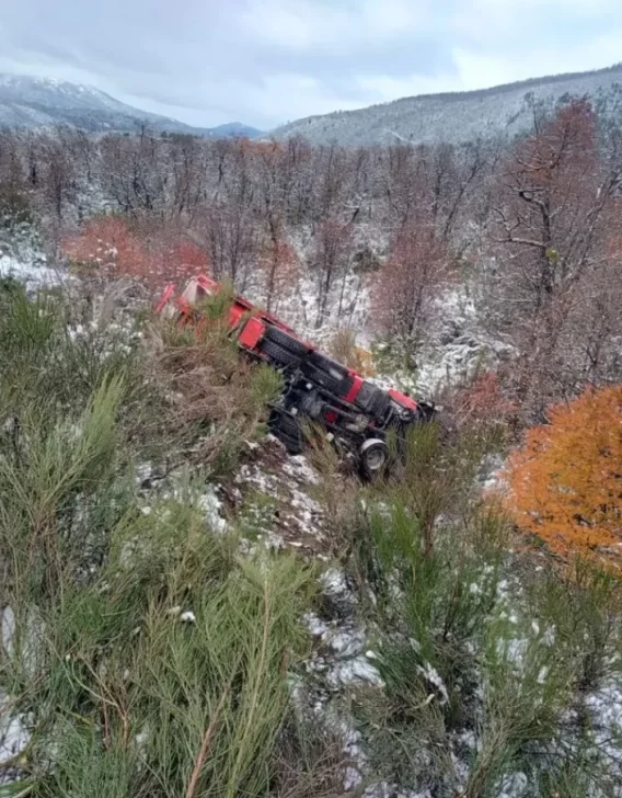 Camión de Vialidad Nacional cayó por un barranco en Ruta 40