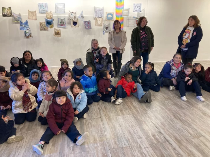  Este lunes, niños y niñas de la Escuela Croacia de Punta Arenas visitaron la muestra 