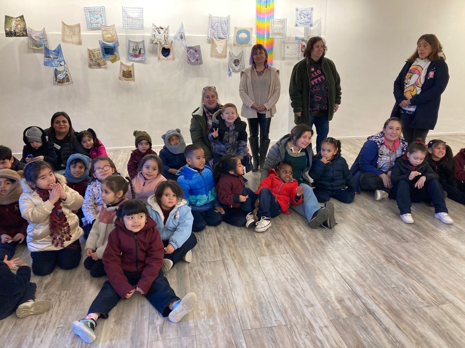  Este lunes, niños y niñas de la Escuela Croacia de Punta Arenas visitaron la muestra 