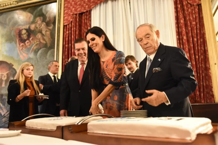  Florencio Aldrey cortó la torta por los 120 años de La Capital junto al intendente Guillermo Montenegro y su esposa Eugenia Pruzzo. FOTO: MARCELO ARDUIN / LA CAPITAL DE MAR DEL PLATA