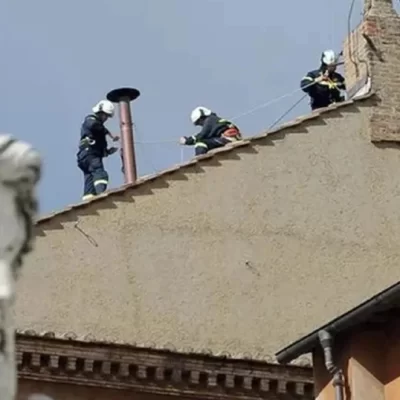 Cónclave: el Vaticano ya instaló la chimenea en la Capilla Sixtina