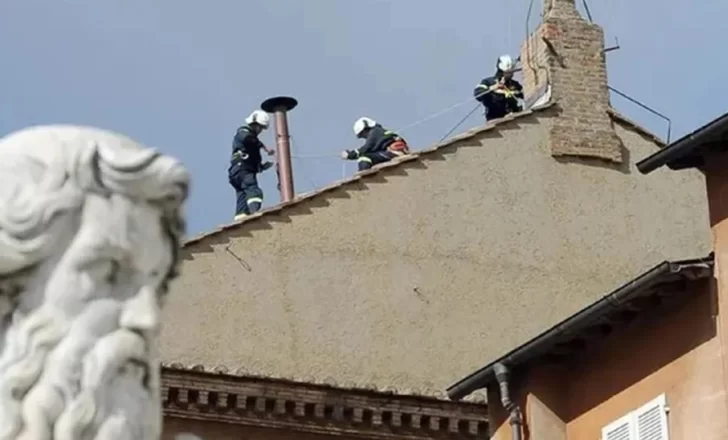 Cónclave: el Vaticano ya instaló la chimenea en la Capilla Sixtina