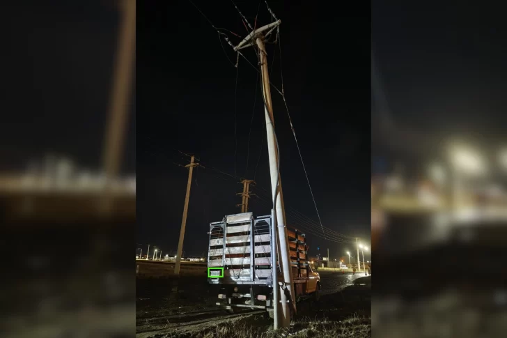Camión chocó contra una columna de media tensión y dejó sin luz a varios barrios de Río Gallegos