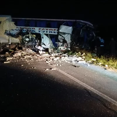Choque frontal entre un camión y un micro sobre la Ruta 3: al menos cuatro muertos y varios heridos