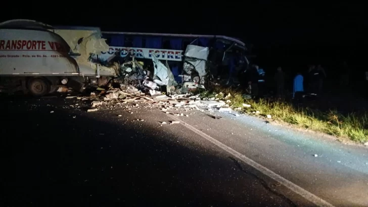 Choque frontal entre un camión y un micro sobre la Ruta 3: al menos cuatro muertos y varios heridos