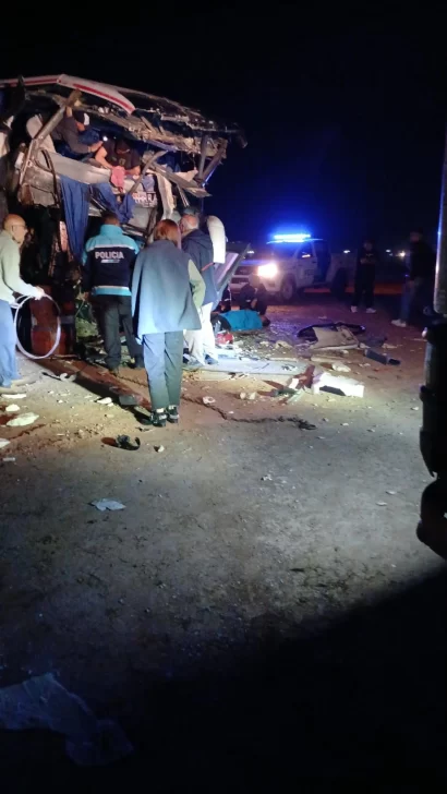 Choque frontal entre un camión y un micro sobre la Ruta 3: al menos cuatro muertos y varios heridos
