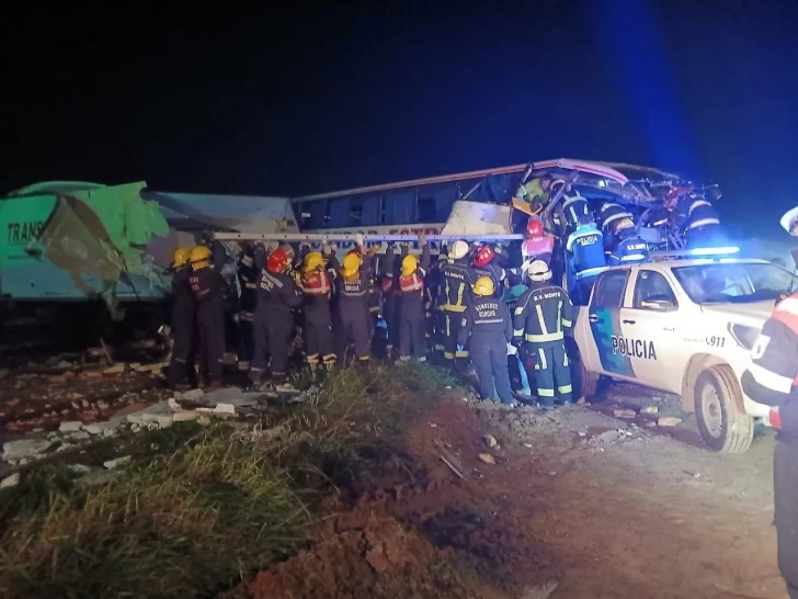 Choque frontal entre un camión y un micro sobre la Ruta 3: al menos cuatro muertos y varios heridos Choque frontal entre un camión y un micro sobre la Ruta 3: al menos cuatro muertos y varios heridos