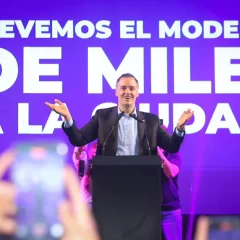Manuel Adorni cerró su campaña junto al Presidente Javier Milei en una plaza de Recoleta