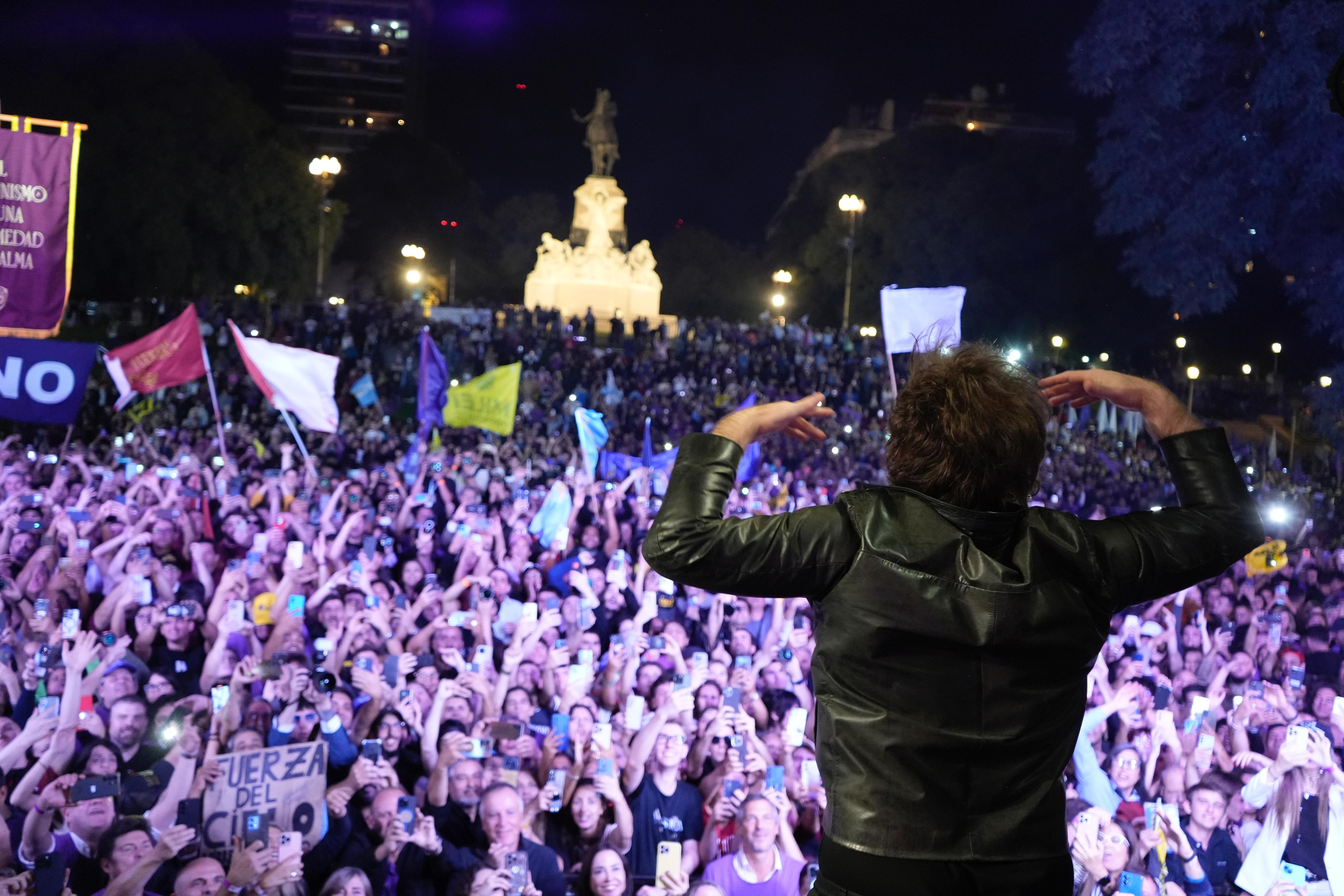 Manuel Adorni cerró su campaña junto al Presidente Javier Milei en una plaza de Recoleta