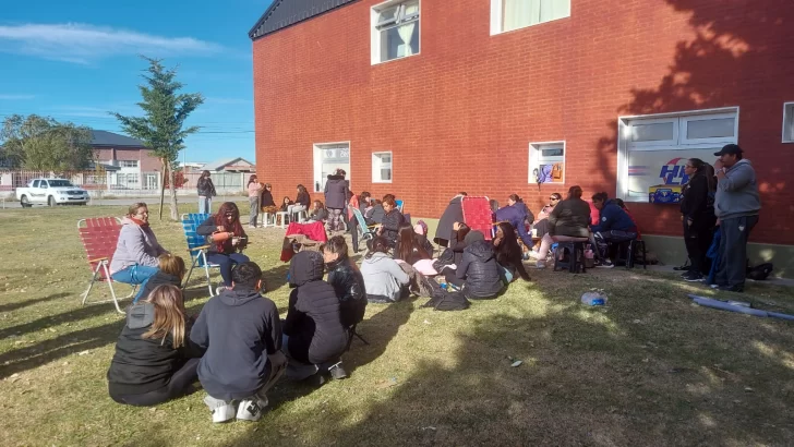  Los integrantes de la Cooperativa Zona Norte, se manifiestan pacíficamente.