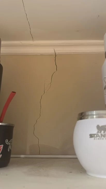 Así quedó la pared de un vecino de Río Turbio tras el sismo. Así quedó la pared de un vecino de Río Turbio tras el sismo.