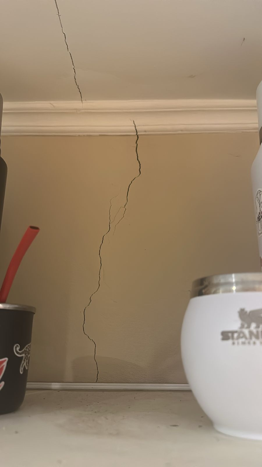  Así quedó la pared de un vecino de Río Turbio tras el sismo.