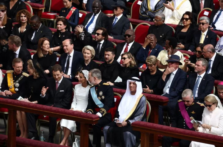  El presidente de Ucrania, Volodymyr Zelenskiy, su esposa Olena Zelenska, la presidenta de la Comisión Europea, Ursula von der Leyen, el rey Felipe de España y la reina Letizia de España sentados junto a otros dignatarios en el Vaticano el día de la misa inaugural del papa León XIV (REUTERS/GUGLIELMO MANGIAPANE)