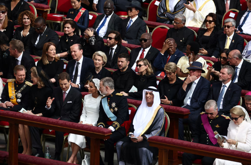  El presidente de Ucrania, Volodymyr Zelenskiy, su esposa Olena Zelenska, la presidenta de la Comisión Europea, Ursula von der Leyen, el rey Felipe de España y la reina Letizia de España sentados junto a otros dignatarios en el Vaticano el día de la misa inaugural del papa León XIV (REUTERS/GUGLIELMO MANGIAPANE)