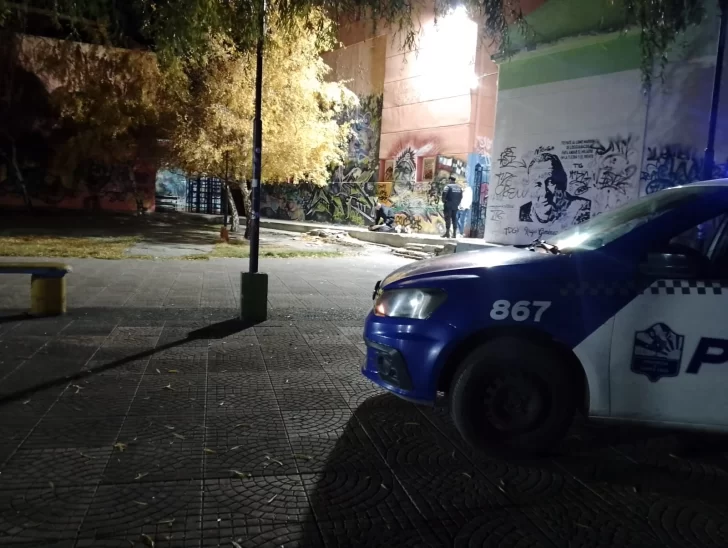 Demoraron a un adolescente con droga en la plaza del complejo cultural en Río Gallegos