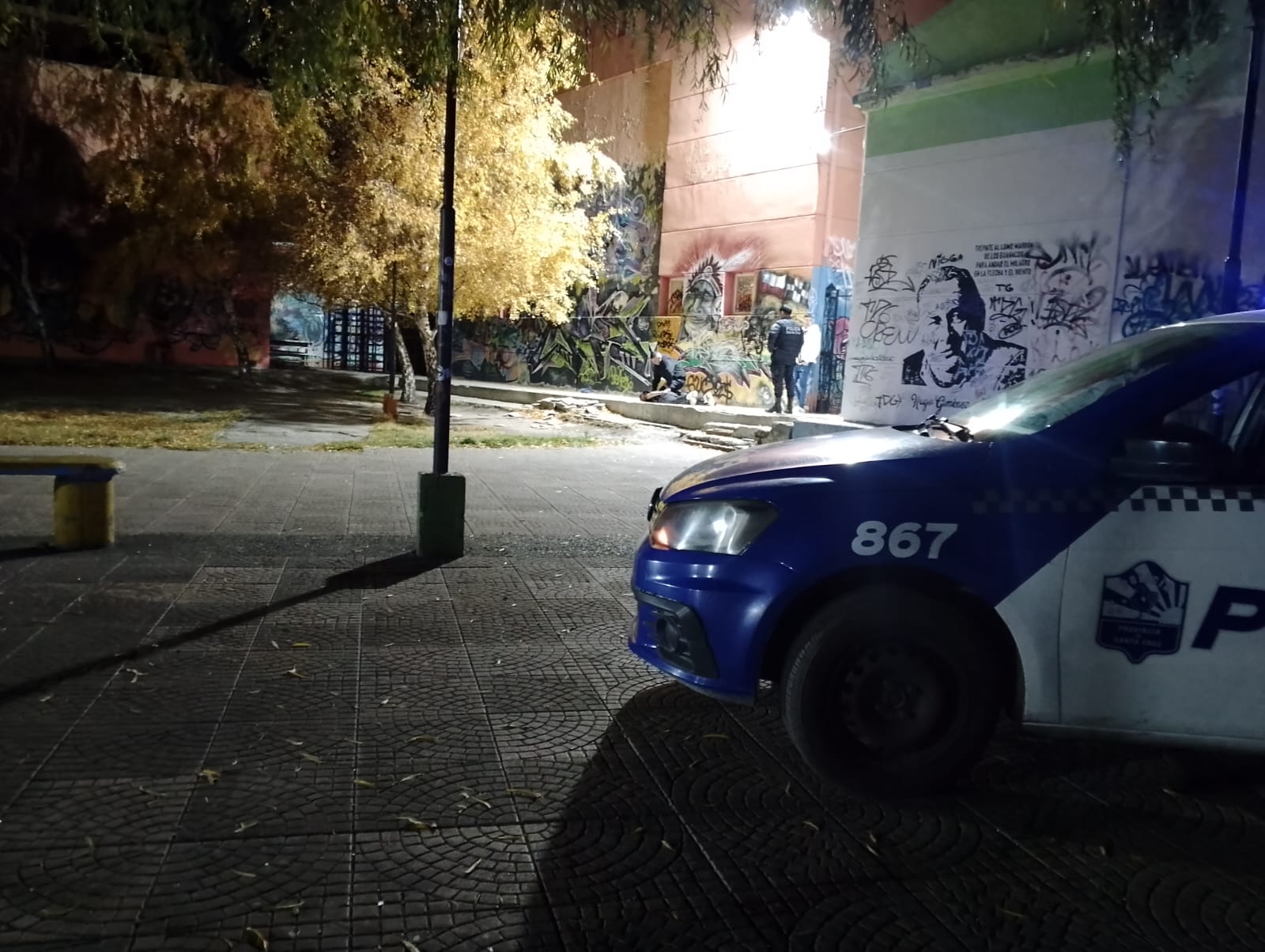 Demoraron a un adolescente con droga en la plaza del complejo cultural en Río Gallegos