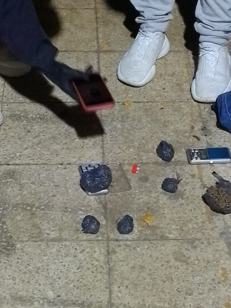 Demoraron a un adolescente con droga en la plaza del complejo cultural en Río Gallegos