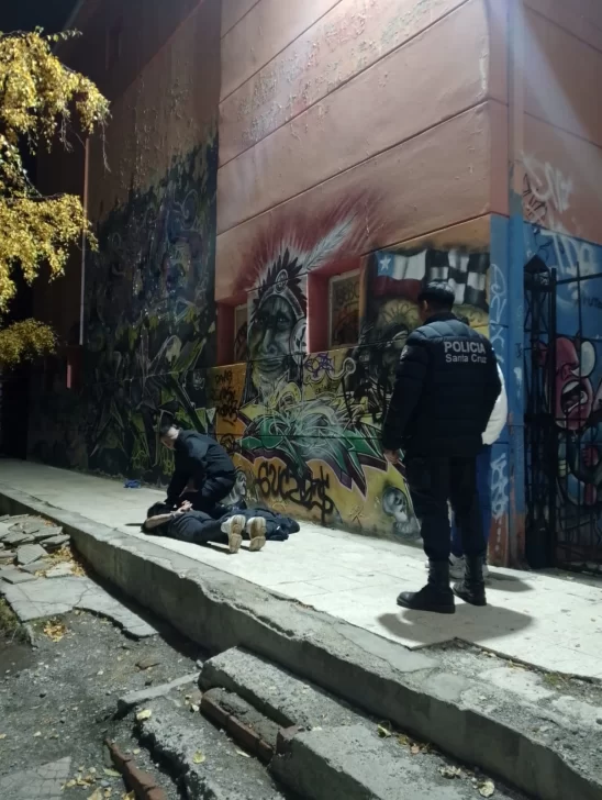 Demoraron a un adolescente con droga en la plaza del complejo cultural en Río Gallegos