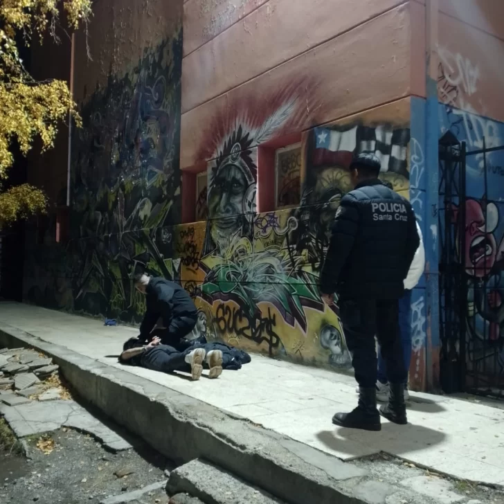 Demoraron a un adolescente con droga en la plaza del complejo cultural en Río Gallegos