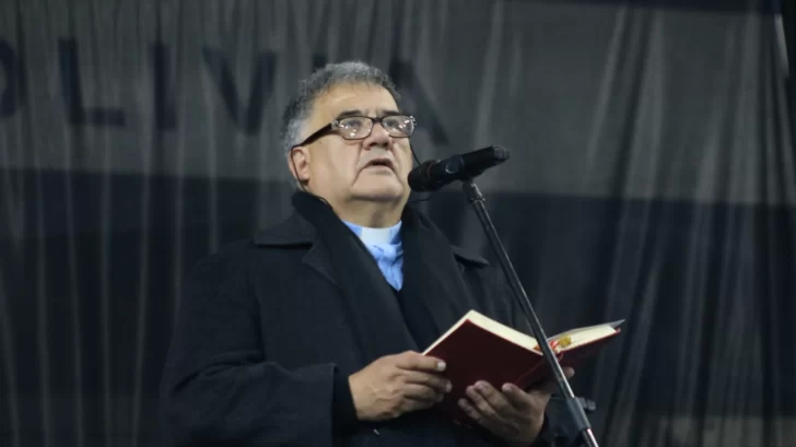  La oración católica fue brindada a toda la comunidad por el presbítero Raúl Domínguez. FOTO: TAMARA MORENO/LA OPINIÓN AUSTRAL