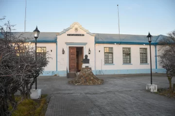 Educación entregó cinco nuevos equipos de calefacción a la Escuela N°1 de Río Gallegos